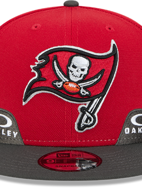 Oakley x Tampa Bay Buccaneers 9FIFTY Snapback red tambuc